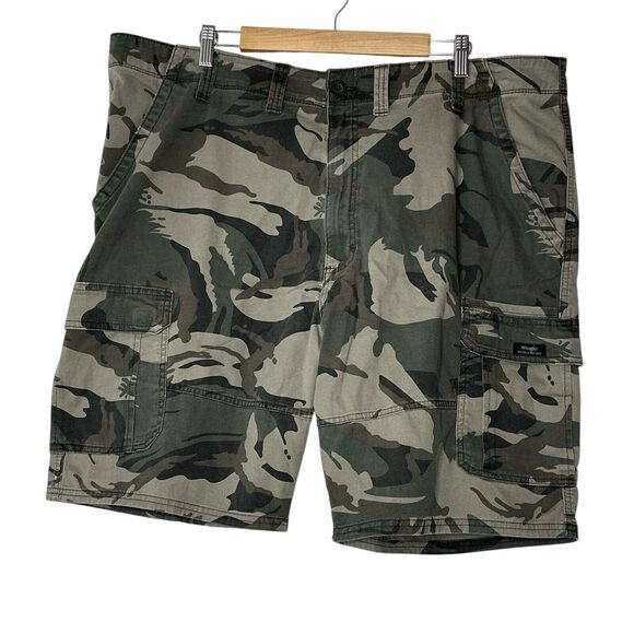 Wrangler Other - Wrangler Shorts Men's Size‎ 44 Camouflage Stretch Relaxed Fit Cargo Pockets